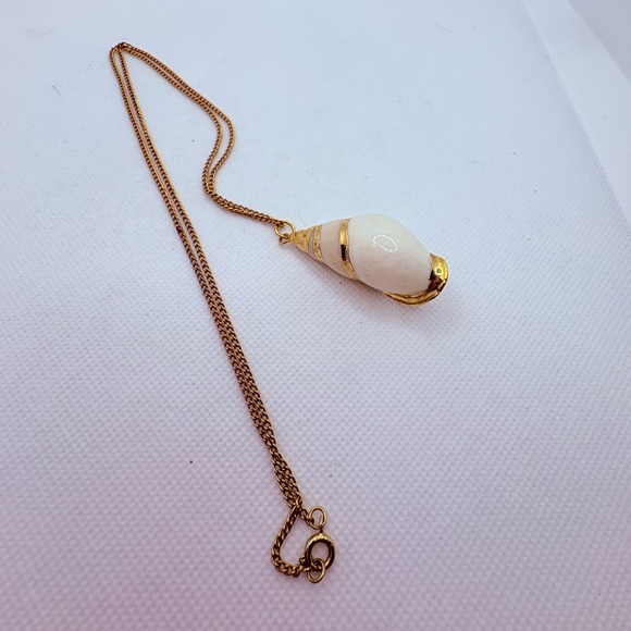 Vintage Real Tulip Shell Pendant Necklace Painted Goldtone 24” Chain Beach - Picture 2 of 4